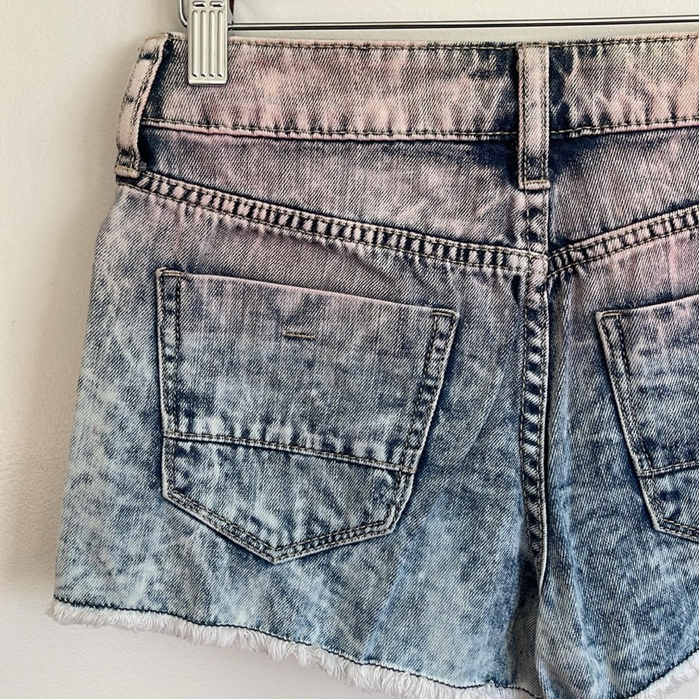 Decree Junior’s Pink Ombré Acid Wash Distressed Retro Cutoff Denim Jean Shorts - Picture 8 of 11